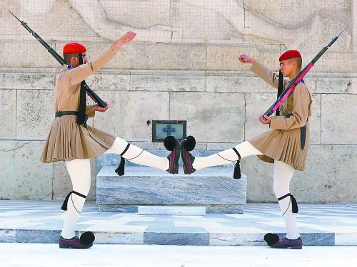 身高近1.9米的雅典卫兵 希腊旅游圈的网红