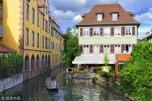 法国最浪漫的小镇，拥有美丽的境内运河和花船