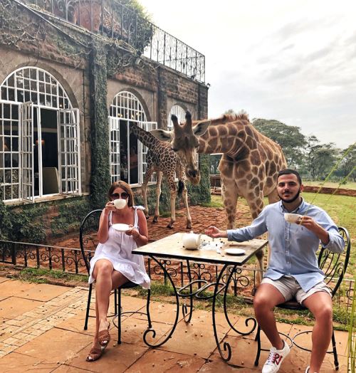 肯尼亚长颈鹿不当自己外人 “打劫”游客早餐