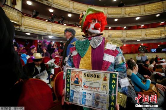 西班牙女记者直播时发现自己中彩票大喊大叫 被批后道歉
