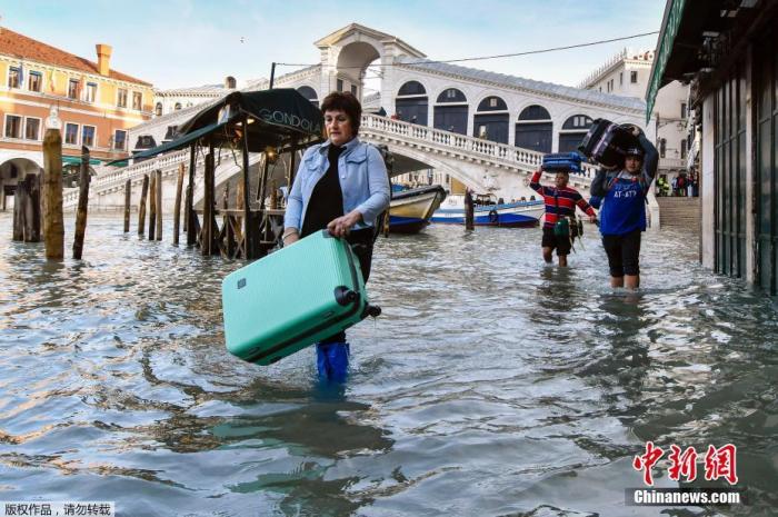 洪水再袭！威尼斯水位又超1.4米 旅游业遭重创
