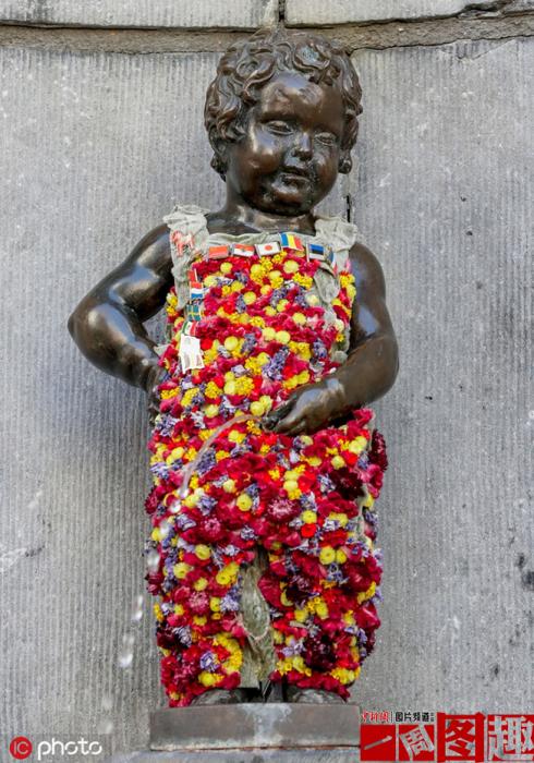变身“圣诞老人” 400岁比利时撒尿小童雕像可爱吸睛