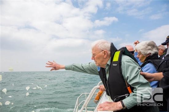 77年后与爸爸说再见   “里斯本丸”沉船遇难者后人到舟山祭奠 