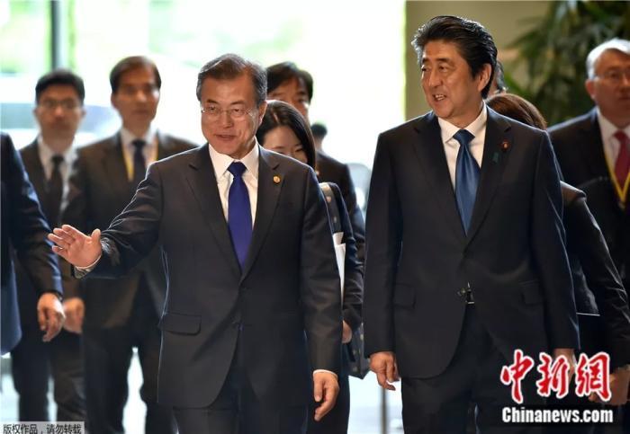 资料图片：韩国总统文在寅和日本首相安倍晋三。