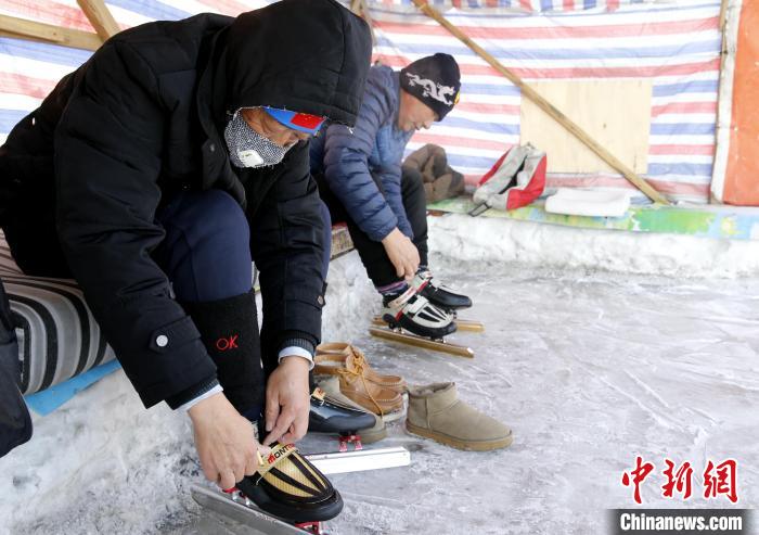 滑冰爱好者穿冰鞋。　姜辉 摄