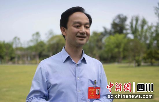 成都市都江堰市委书记蒋蔚炜接受人民网采访。