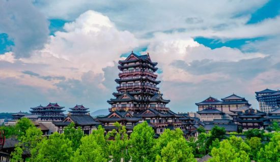 湖南首个百亿级龙头文旅项目新华联铜官窑古镇。