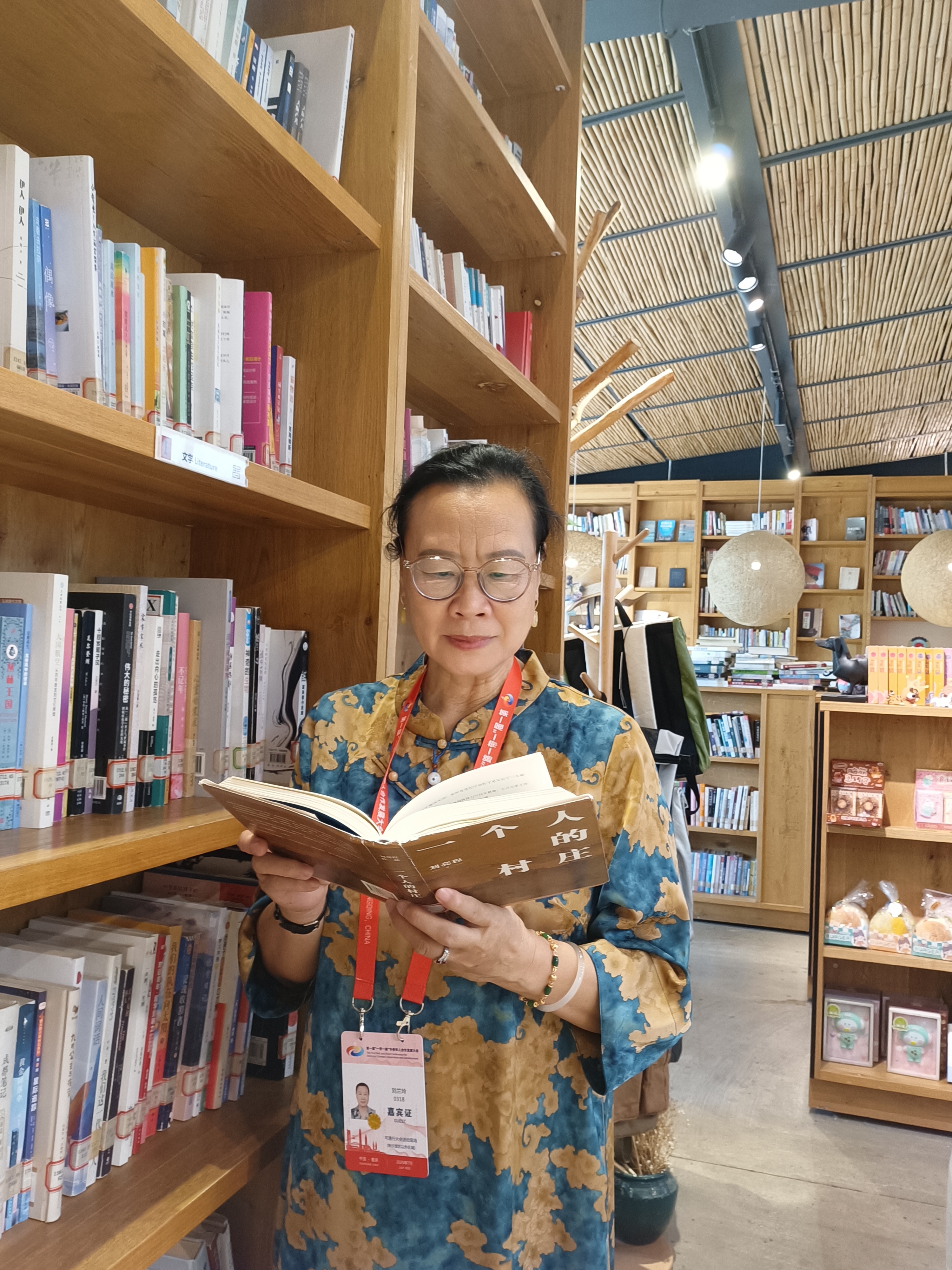 诗映山河，文通四海：专访诗人、作家、印尼《千岛日报》记者刘兰玲（虫二）