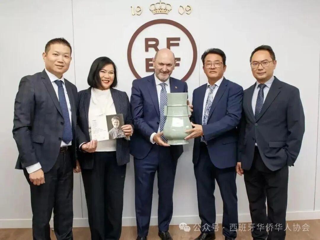 旅西侨界向西班牙皇家足球协会赠送青瓷祝贺夺冠