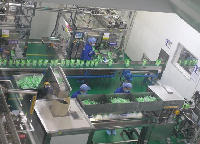 广州工厂生产线马不停蹄生产洗手液消毒水 
